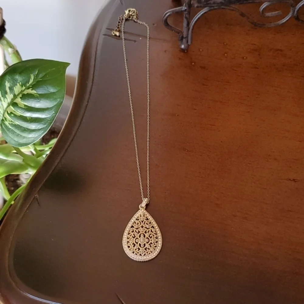 Gold‎ pendant necklace